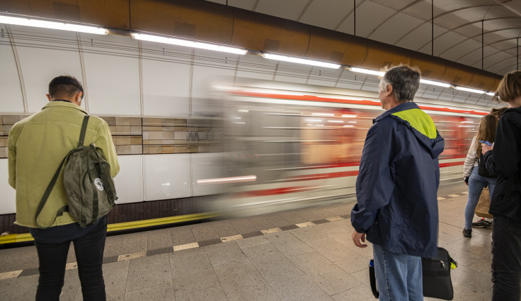 Metro až do jedné ráno? Pražané jsou pro, zavedení ale není snadné