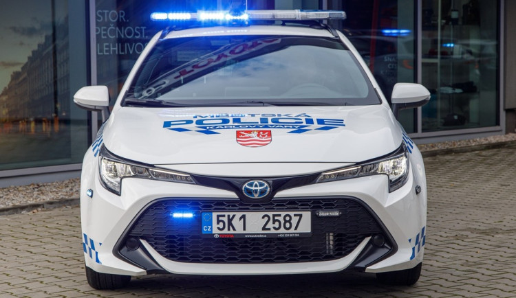 Seniorka upadla na chodníku, strážníci jí poskytli první pomoc