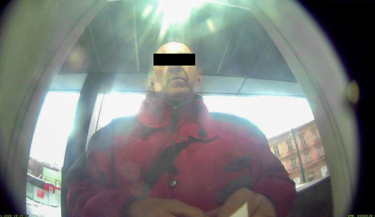 Veřejnost bleskově pomohla. Policie už zná jméno muže, který z kradené karty vybral 150 tisíc