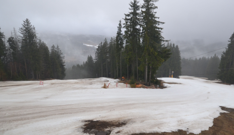 Šumavský Špičák dosáhl magické hranice 100 dní sezony. Sníh teď ale rychle mizí