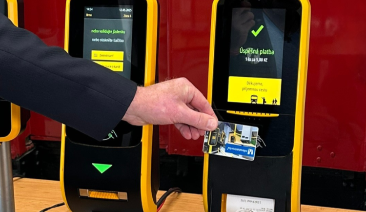 VIDEO: Kartou přímo v tramvajích a autobusech. Olomouc v září spustí novou platbu v MHD