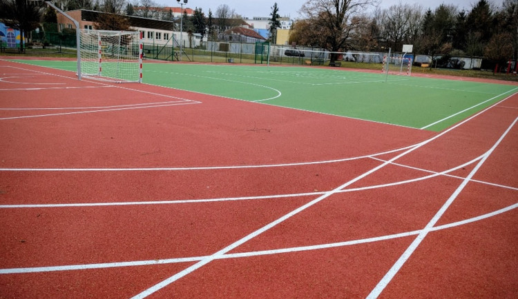 Školní hřiště se opět otevřou veřejnosti. Projekt Náš plácek startuje už tento víkend