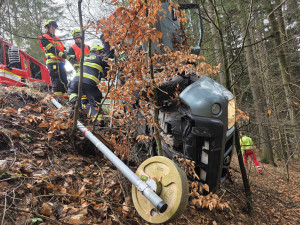 Řidič u Jablonce vylétl ze silnice, z auta ho museli vyprostit hasiči