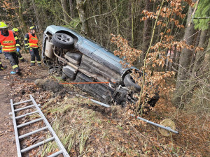 Řidič u Jablonce vylétl ze silnice, z auta ho museli vyprostit hasiči