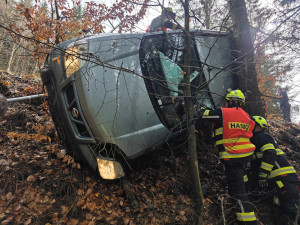 Řidič u Jablonce vylétl ze silnice, z auta ho museli vyprostit hasiči