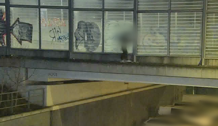 Mladík v Brně posprejoval protihlukovou zeď, kamarád ho natáčel