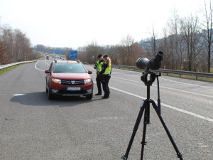 Policisté v Libereckém kraji se zaměřili na používání pásů. Využili dalekohledy