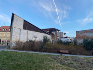 proluka Jeřábkova náměstí, kde by měla knihovna stát