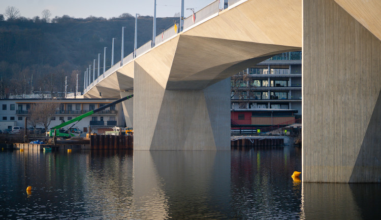 Po Dvoreckém mostě začnou tramvaje a autobusy jezdit 18. dubna