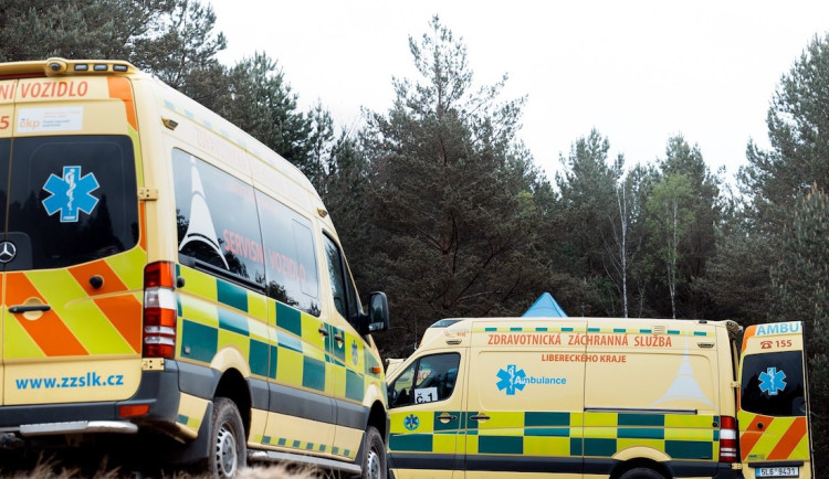 Dvě vážné nehody u České Lípy. Jeden mrtvý a devět zraněných, havarovala i sanitka