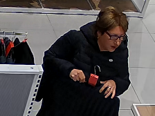 Krádež oblečení v OC Nisa. Policisté hledají dvě svědkyně