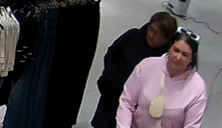 Krádež oblečení v OC Nisa. Policisté hledají dvě svědkyně