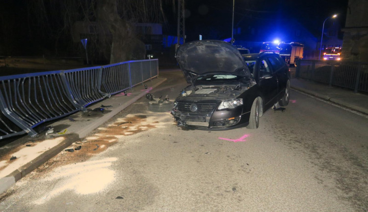 Opilý řidič naboural do zábradlí. Od nehody utekl i se spolujezdkyní