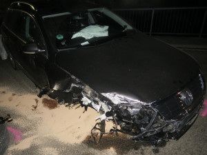 Opilý řidič naboural do zábradlí. Od nehody utekl i se spolujezdkyní