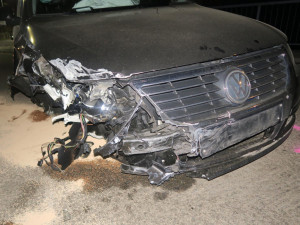 Opilý řidič naboural do zábradlí. Od nehody utekl i se spolujezdkyní