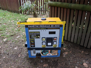Už zase? Vandal poškodil v liberecké zoo automat na pamětní mince, za poslední rok počtvrté