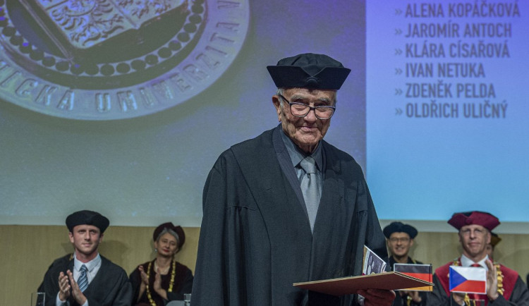Profesor Masák při přebírání čestného doktorátu na Technické univerzitě v Liberci v roce 2019.