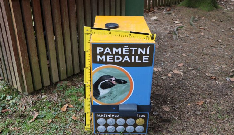 Už zase? Vandal poškodil v liberecké zoo automat na pamětní mince, za poslední rok počtvrté
