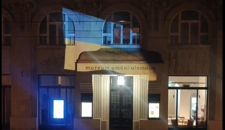 Ukázka české malosti. Z muzeí zmizely vlajky Ukrajiny, v Olomouci ji tam aktivisté opět promítli