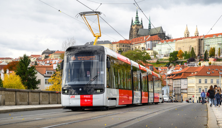 Komplikace pro turisty. K Pražskému hradu nepojedou až do půlky července tramvaje