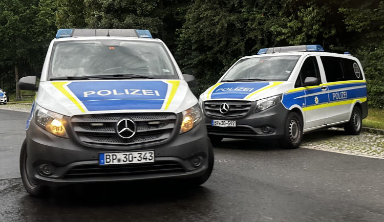 S kradeným Audi A6 cizinec zběsile ujížděl německým policistům. V Česku havaroval