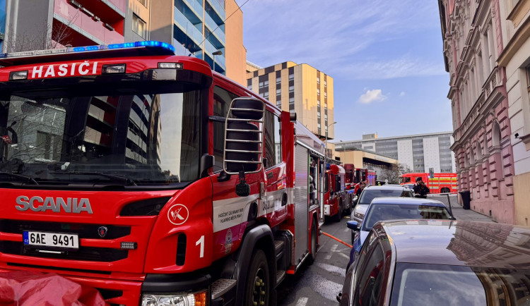 FOTO: Na Žižkově hořel byt. Osmnáctiletý mladík před plameny skočil z okna