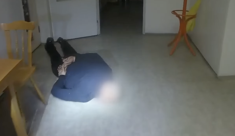 VIDEO: Měl jsem jen hlad. Muž se vloupal do školy v Praze a snědl tam učitelům jídlo