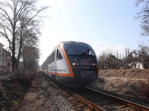 Řidička vjela na přejezd na červenou, pak ji uvěznily závory. Srážce zabránil pohotový strojvedoucí