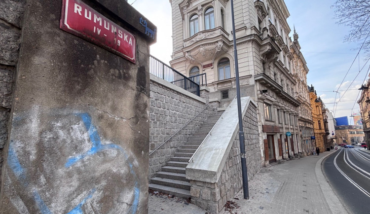 Schodiště u libereckého zámku je otevřené, MHD bude nadále jezdit Rumunskou ulicí