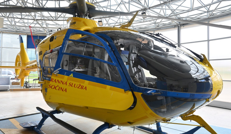 Dálnice D1 byla u Jihlavy neprůjezdná, po nehodě tam přistával vrtulník