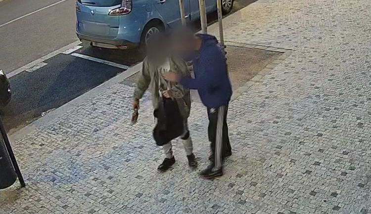 Útočník znásilnil a okradl muže na Smíchově. Dopadnout ho pomohl kolemjdoucí