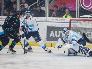 Závěrečný nápor nestačil. Úvodní čtvrtfinálovou bitvu play-off ovládly Karlovy Vary