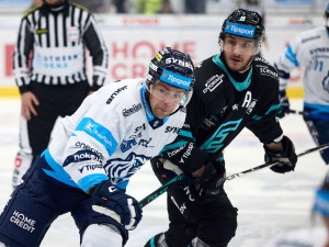 Závěrečný nápor nestačil. Úvodní čtvrtfinálovou bitvu play-off ovládly Karlovy Vary