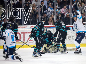 Závěrečný nápor nestačil. Úvodní čtvrtfinálovou bitvu play-off ovládly Karlovy Vary