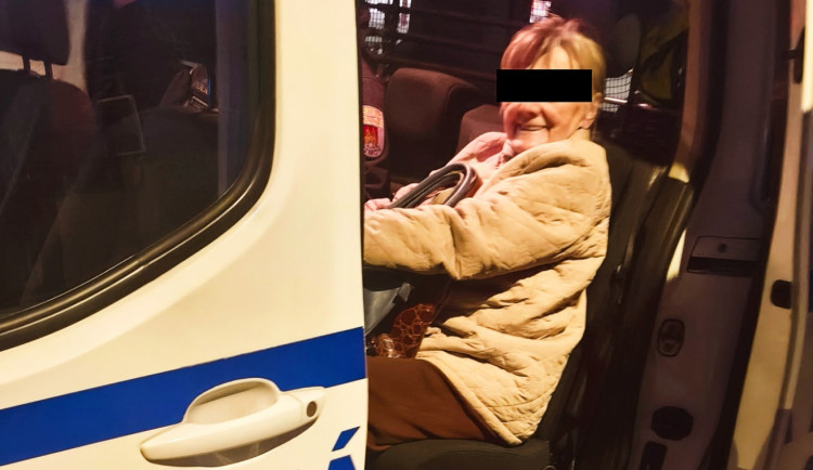 Bleskový zásah mimoňských strážníků. Hledali 86letou ženu s Alzheimerem