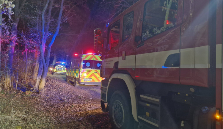 Podivná smrt motorkáře. Nejprve ujížděl před policisty, pak bezvládně plaval v rybníku