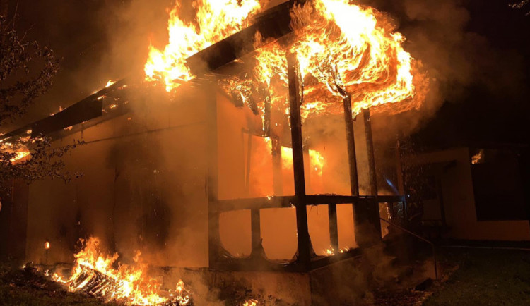 Při požáru ve Strunkovicích zemřel člověk, okolnosti prošetří policie