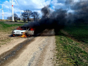 V Hrádku nad Václavicemi zasahovali hasiči u auta v plamenech, řidič vyvázl bez zranění