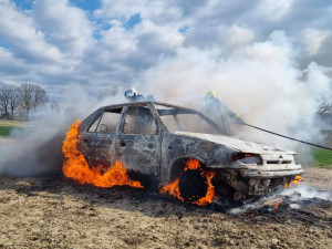 V Hrádku nad Václavicemi zasahovali hasiči u auta v plamenech, řidič vyvázl bez zranění