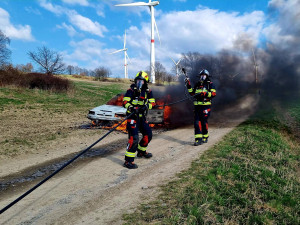 V Hrádku nad Václavicemi zasahovali hasiči u auta v plamenech, řidič vyvázl bez zranění