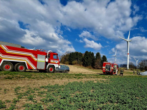V Hrádku nad Václavicemi zasahovali hasiči u auta v plamenech, řidič vyvázl bez zranění