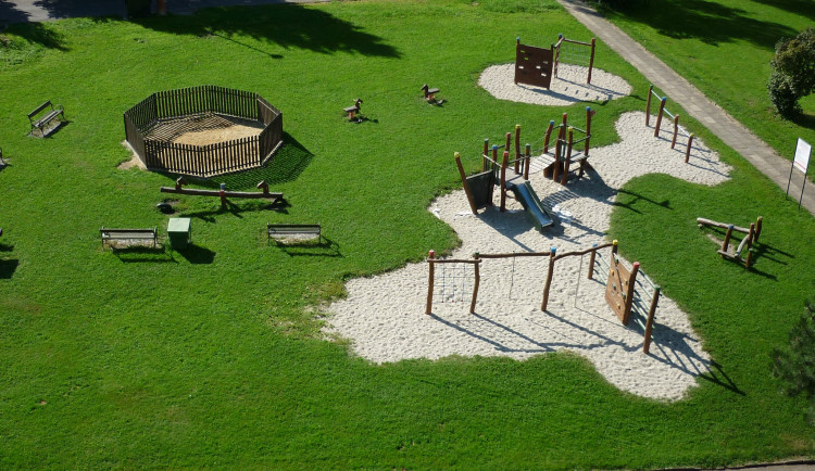 U prolejzaček se na dětském hřišti v Hejnicích válely pornočasopisy.