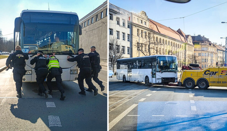 Strážníci odtlačili rozbitý autobus blokující křižovatku. Zabránili kolapsu dopravy