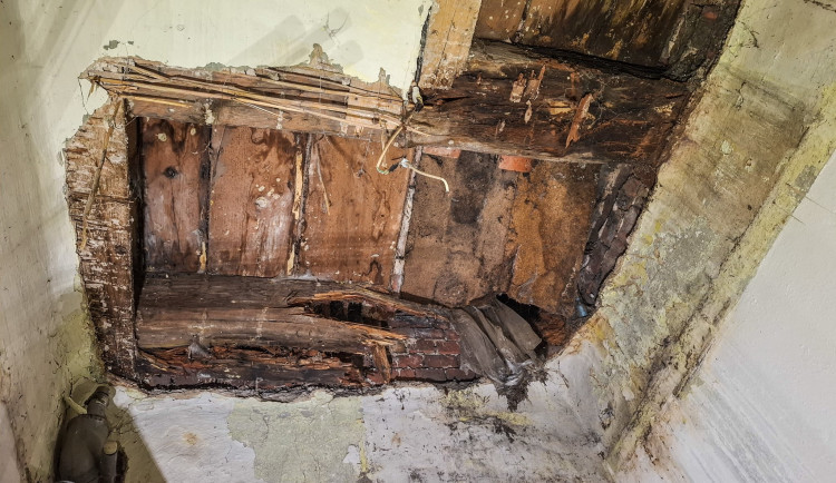 V bytě v centru Olomouce se zřítil strop. Uvnitř byli tři lidé, nikomu se nic nestalo