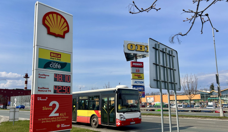 Na D11 stojí nafta přes 50 korun. Kde natankujete nejlevněji?