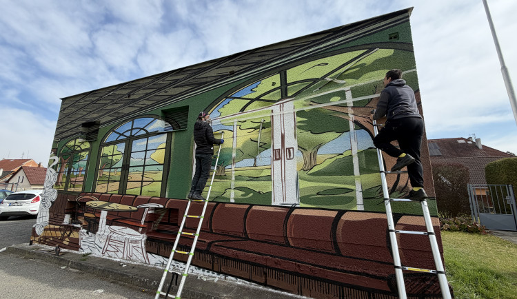 Na trafostanici vytvořili umělci kavárnu s výhledem do přírody a robotickou servírkou