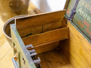 Cechovní truhly i mobiliář. Muzeum ve Frýdlantě představuje zrestaurované exponáty