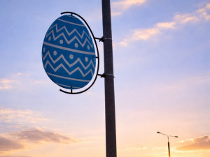 Veselé Velikonoce. Vratislavice nad Nisou vyzdobily ulice obřími barevnými kraslicemi