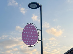 Veselé Velikonoce. Vratislavice nad Nisou vyzdobily ulice obřími barevnými kraslicemi