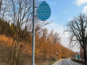 Veselé Velikonoce. Vratislavice nad Nisou vyzdobily ulice obřími barevnými kraslicemi